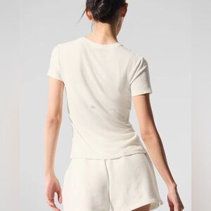 Alo Yoga Ribbed Sea Coast Tee (Ivory)